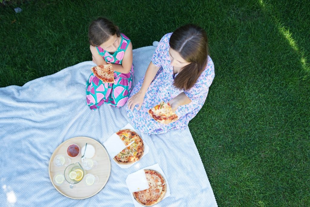córka i mama próbują smaku pizzy Domino's