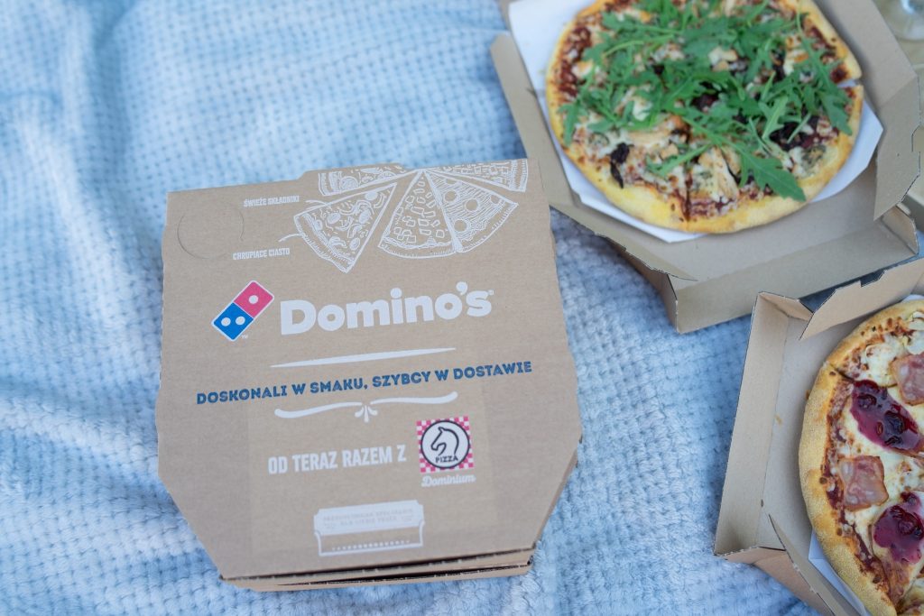 pizze Domino's leżą na kocu